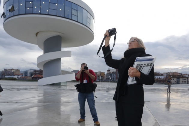 La fotgrafa Annie Leibovitz, Premio Prncipe de Asturias de Comunicacin y Humanidades, visita el Centro Niemeyer en Avils