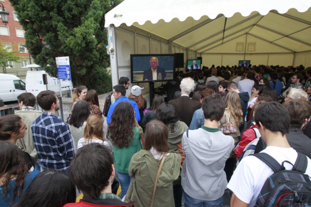 Higgs, Englert y el CERN, con los estudiantes asturianos