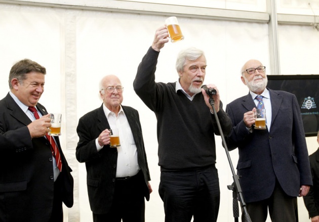 Higgs, Englert y el CERN, con los estudiantes asturianos