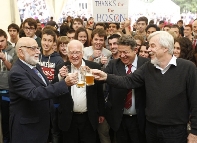 Higgs, Englert y el CERN, con los estudiantes asturianos