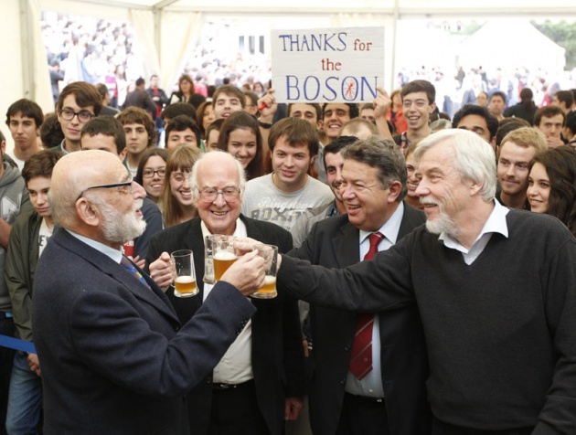 Higgs, Englert y el CERN, con los estudiantes asturianos