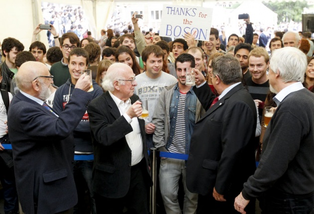 Higgs, Englert y el CERN, con los estudiantes asturianos