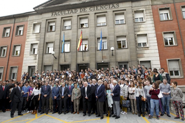 Higgs, Englert y el CERN, con los estudiantes asturianos