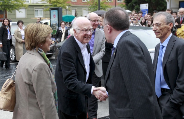 Higgs, Englert y el CERN, con los estudiantes asturianos