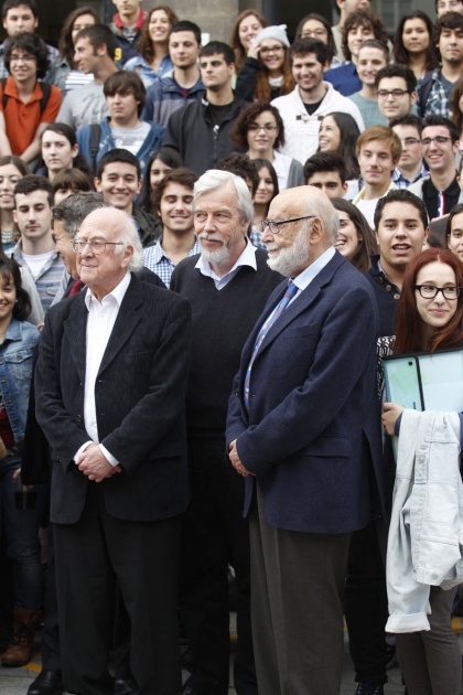 Higgs, Englert y el CERN, con los estudiantes asturianos