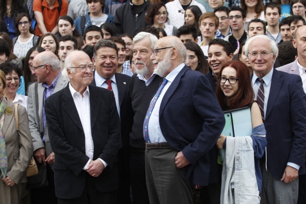 Higgs, Englert y el CERN, con los estudiantes asturianos