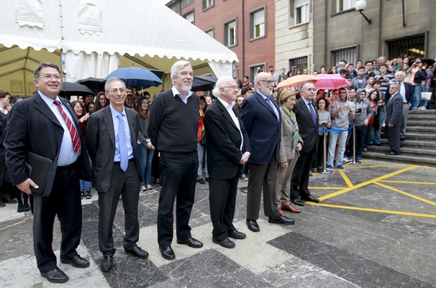 Higgs, Englert y el CERN, con los estudiantes asturianos