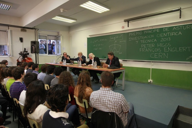 Higgs, Englert y el CERN, con los estudiantes asturianos