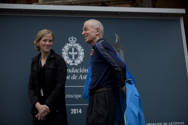 Llegada a Oviedo de Mary Wittenberg (presidenta y directora ejecutiva de Nueva York Road Runners y directora del Maratn de Nueva York) y de George Hirsch (presidente del Consejo de Nueva York Road Runners y miembro del equipo fundador del Maratn de Nueva York), que recogern el galardn en nombre del Maratn de Nueva York, Premio Prncipe de Asturias de los Deportes 2014