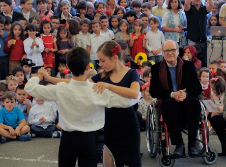 Quino, con los nios en el colegio Fozaneldi