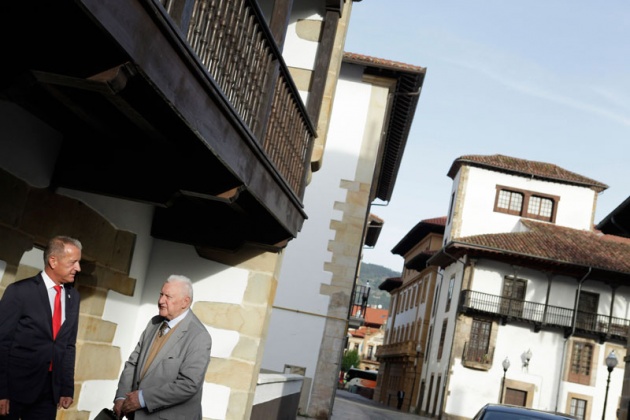 Joseph Prez, Premio Prncipe de Asturias de las Ciencias Sociales, visita Villaviciosa y Tazones