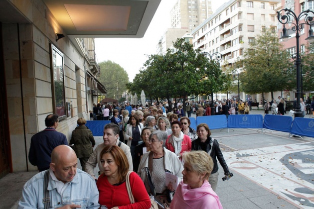 "Cuanta ms edad tengo, menos entiendo a los humanos", afirma el autor irlands, que se tom un vino en el caf Dindurra de Gijn rodeado de admiradores