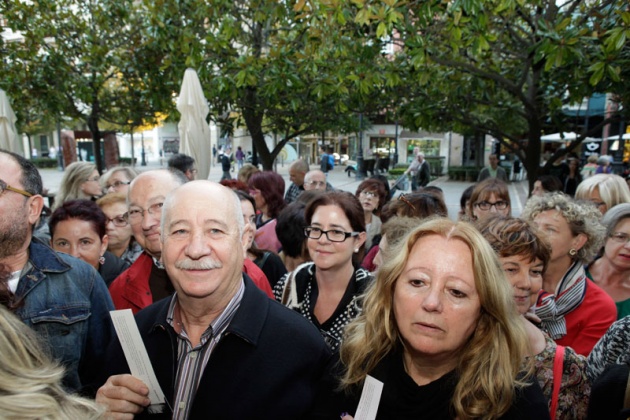 "Cuanta ms edad tengo, menos entiendo a los humanos", afirma el autor irlands, que se tom un vino en el caf Dindurra de Gijn rodeado de admiradores