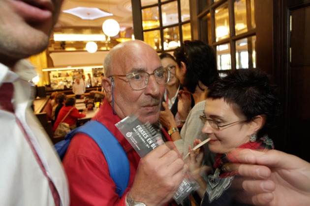 "Cuanta ms edad tengo, menos entiendo a los humanos", afirma el autor irlands, que se tom un vino en el caf Dindurra de Gijn rodeado de admiradores