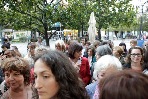 "Cuanta ms edad tengo, menos entiendo a los humanos", afirma el autor irlands, que se tom un vino en el caf Dindurra de Gijn rodeado de admiradores