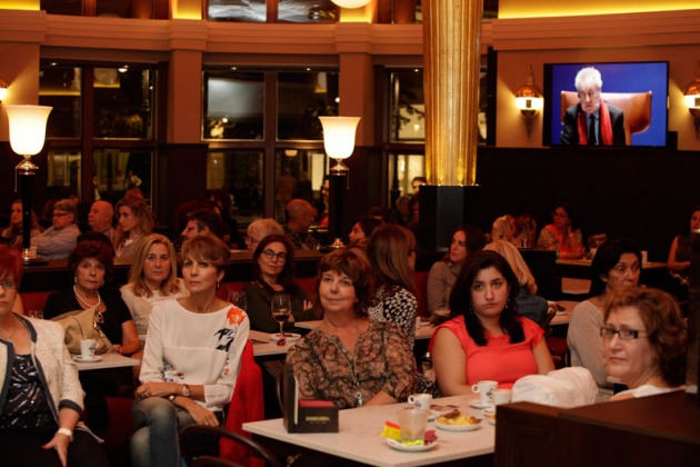 "Cuanta ms edad tengo, menos entiendo a los humanos", afirma el autor irlands, que se tom un vino en el caf Dindurra de Gijn rodeado de admiradores