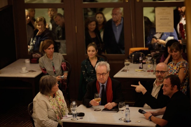"Cuanta m�s edad tengo, menos entiendo a los humanos", afirma el autor irland�s, que se tom� un vino en el caf� Dindurra de Gij�n rodeado de admiradores
