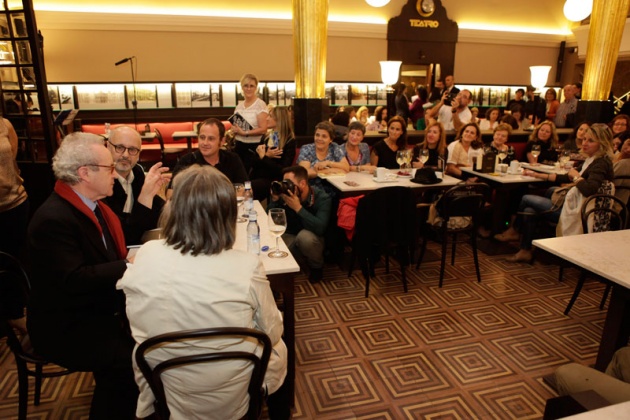 "Cuanta ms edad tengo, menos entiendo a los humanos", afirma el autor irlands, que se tom un vino en el caf Dindurra de Gijn rodeado de admiradores