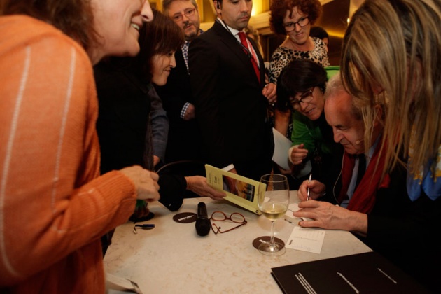 "Cuanta ms edad tengo, menos entiendo a los humanos", afirma el autor irlands, que se tom un vino en el caf Dindurra de Gijn rodeado de admiradores