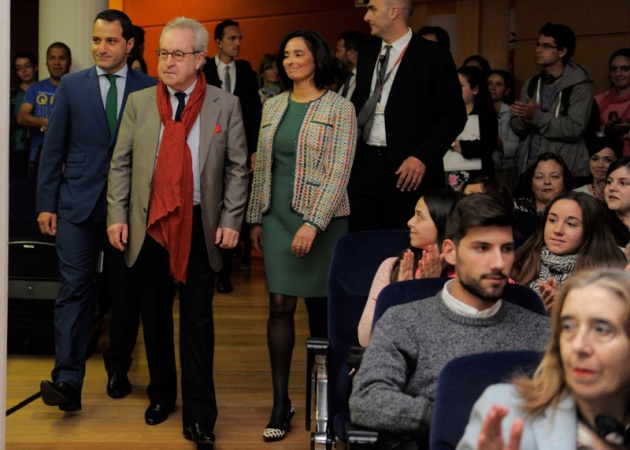 Encuentro de John Banville con estudiantes en el Campus de Humanidades de la Universidad de Oviedo