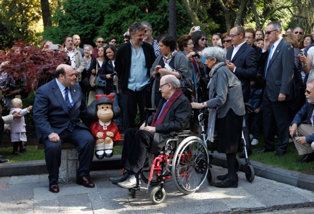 a escultura de la nia ha quedado instalada en el Campo de San Francisco