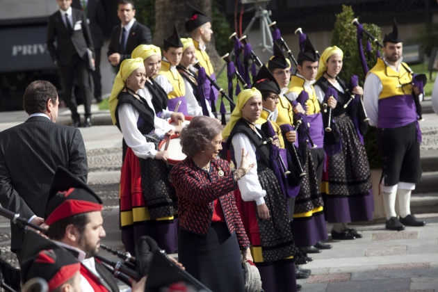 Llegada a Oviedo de la reina Sofa para la ceremonia de entrega de los premios "Prncipe de Asturias" 2014