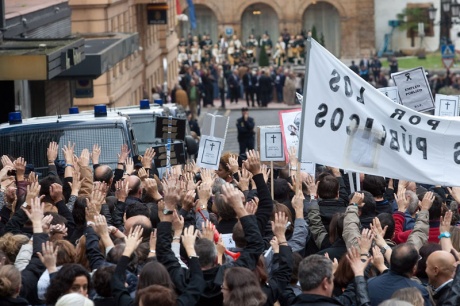 Los funcionarios protestan por el dispendio de los Premios