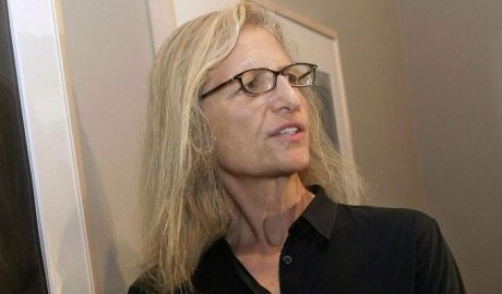 La fotografía desnuda, teatral e irónica de Leibovitz, premiada por retratar una época