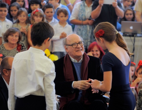 El colegio Fozaneldi de Oviedo homenajea a Quino con un tango y una Mafalda asturiana