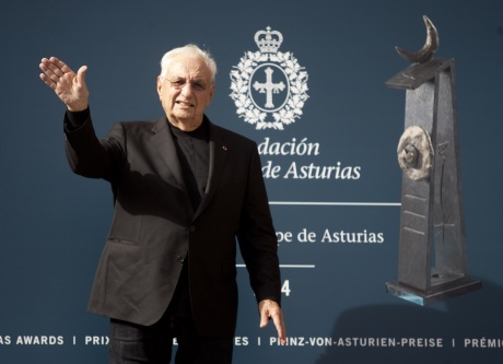 Frank O. Gehry baila al son de las gaitas en su llegada a Oviedo