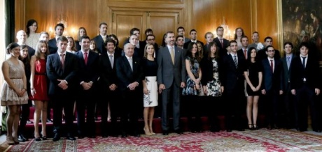 Un estudiante entrega al Rey una chapa de las protestas